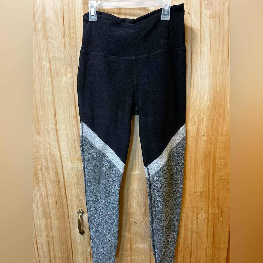BEYOND YOGA Colorblock High-Waist Leggings in Black and Gray regular length